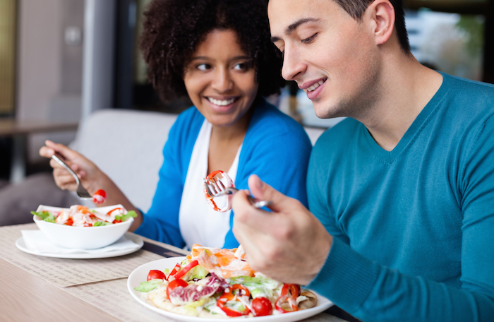 Dos Personas Comiendo