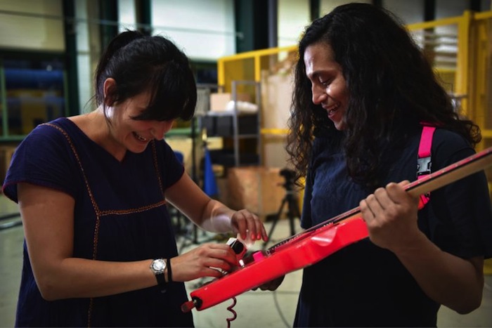 La banda Deerhoof uso las instalaciones del CERN para probar su sonido rodado de equipo científico. Foto: Marine Bass/CERN