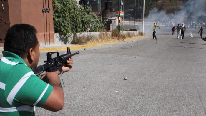 Presunto Policía Ministerial Apuntó Con Su Fusil De Asalto a Normalistas Durante El Bloqueo Del De Diciembre De Foto Cuartoscuro