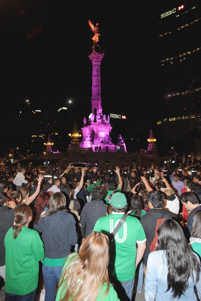 Cientos De Aficionados De La Selección Llegaron Al Ángel De La Independencia a Festejar El Triunfo Ante Estados Unidos Granaderos Acudieron Al Lugar En Donde Encapsularon a Los Participantes De Estos Festejos Para Evitar Desmanes Foto Cuartoscuro