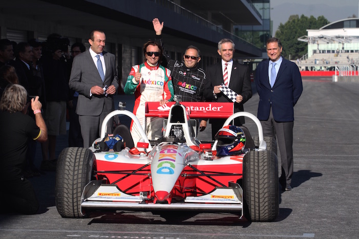 Miguel Ángel Mancera, Jefe de Gobierno capitalino, encabezó la inauguración de la renovada pista del Autódromo Hermanos Rodríguez. Foto: Cuartoscuro