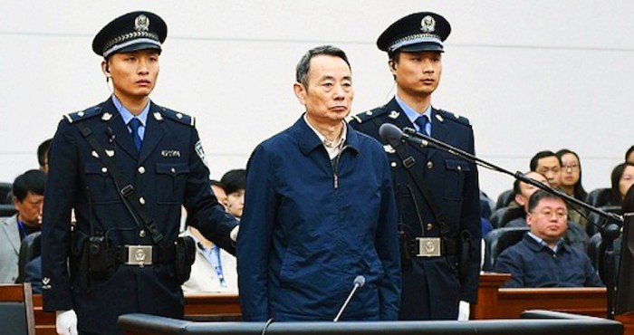 Jiang Jiemin centro Es Sometido a Juicio En El Tribunal Popular Intermedio De Hanjiang En Xiantao El De Abril Foto Cadena Estatal Cctv