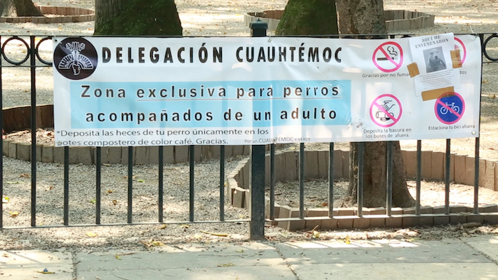 Ésta es otra de las mantas colocadas por la delegación, en el Parque México. Foto: Luiz Mendoza