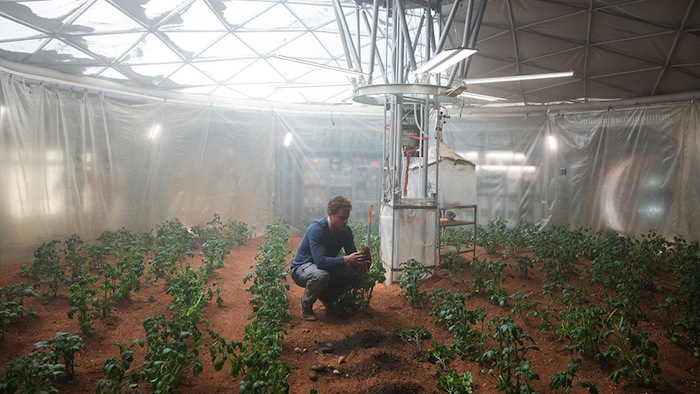 En Una Escena De misión Rescate Se Emplean Algunos Métodos Ingeniosos Para Plantar Cultivos En Marte Foto Peter Mountain