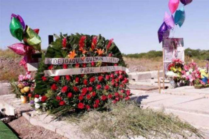 Otra de las ofrendas florales, esta de 70 rosas, fue depositada de parte del líder del Cártel de Sinaloa, con una leyenda escrita en mayúsculas: "DE: JOAQUÍN GUZMÁN LOERA PARA: PERRILLO". Foto: Tomada de Internet