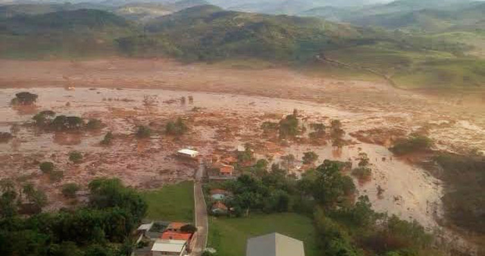 Ruptura De Una Barrera En Un Complejo Minero En Brasil Foto Efe