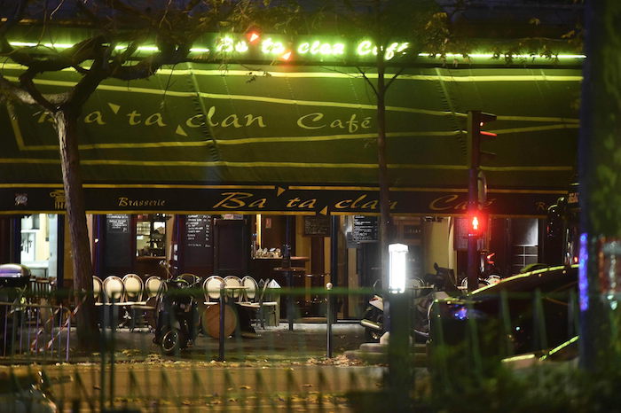 Vista general de los daños en el exterior de la sala de conciertos Bataclan, donde al parecer hay una toma de rehenes. Foto: EFE