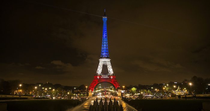 Vista De La Torre Eiffel Iluminada Con Los Colores De La Bandera Nacional Francesa En París Foto Efe