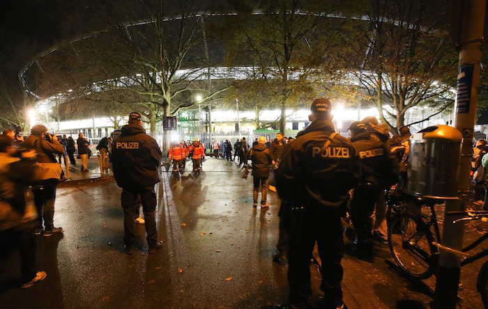 Policías Y Paramédicos Permanecieron Afuera Del Estadio Idh Arena En Hannover Alemania Después De Que El Encuentro Amistoso De Fútbol Entre Alemania Y Holanda Previsto Para Hoy Fuera Suspendido Por razones De Seguridad Foto Efe