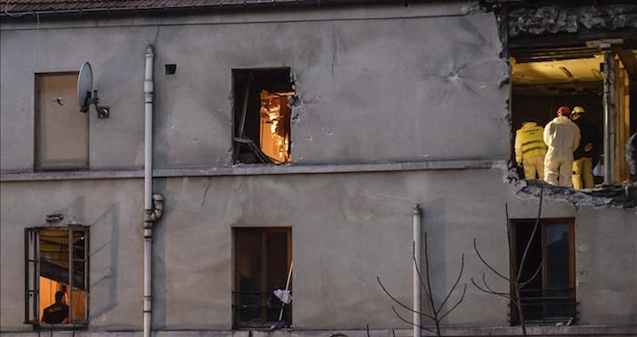 Miembros De La Policía Inspeccionan El Edificio Del Número De La Calle Del Corbillon En Saint denis En París Tras La Redada Antiterrorista En La Que Se Consiguió Neutralizar a Un Comando Yihadista Preparado Para Atentar Foto Efe