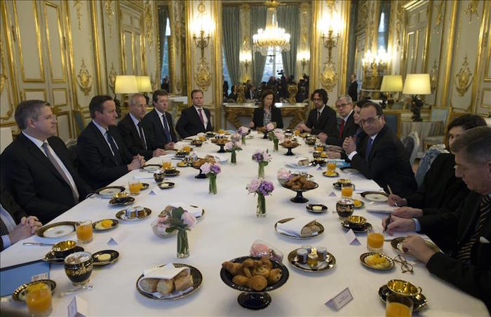 El Presidente Francés François Hollande ºdcha Se Reúne Con El Primer Ministro David Cameron ºizda En El Palacio Del Elíseo En París Francia Este Lunes Foto Efe