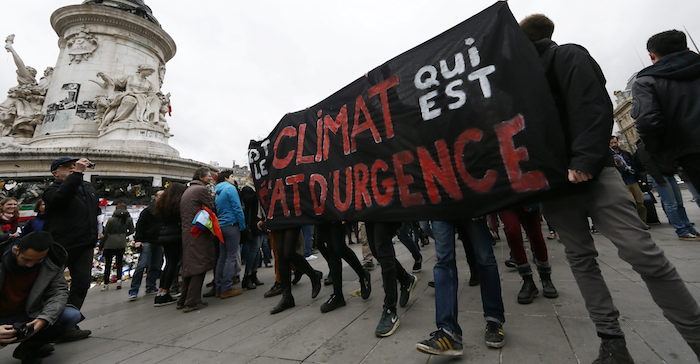 Varios miles de personas participaron hoy en París, pese a la prohibición de manifestaciones por la amenaza terrorista, en una cadena humana reivindicativa con ocasión de la apertura de la cumbre sobre el cambio climático. Foto: EFE