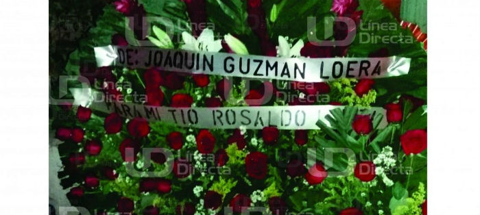 Entre los arreglos florales enviados por el capo, estuvo una corona de alrededor de 100 rosas con la leyenda: "De: Joaquín Guzmán Loera. Para: Mi Tío Rosaldo Loera". Foto: Línea Directa