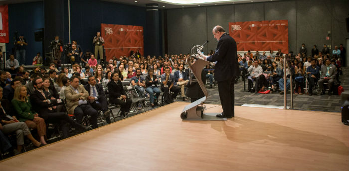 En La Apertura Del Salón Literario En La Fil El Escritor Británico Defendió El Valor De Lo Fantástico En La Literatura Foto Fil