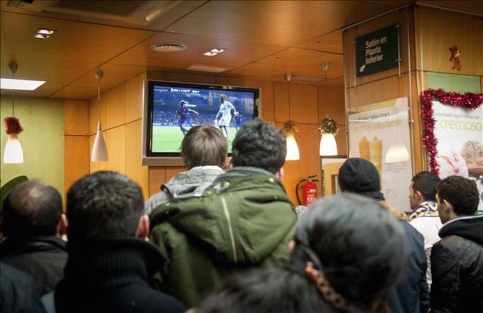 Millones de aficionados podrían quedarse sin ver el Clásico en caso de que el sitio web sea vetado. Foto: EFE