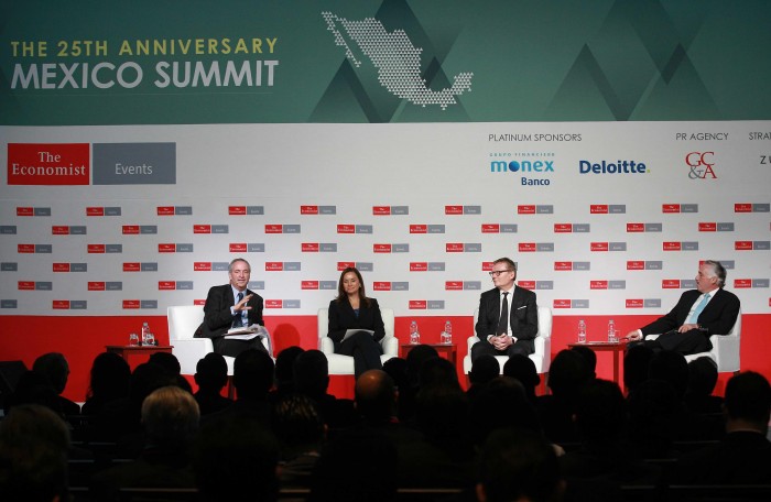 El Director Ejecutivo De the Economist Daniel Franklin Rosie Rios va Tesorera General De Estados Unidos James Robinson Y El Director General De Nafinsa Jacques Rogozinski En El Panel méxico En El Año Los Próximos Dentro De the th Anniversary México Summit Foto Notimex