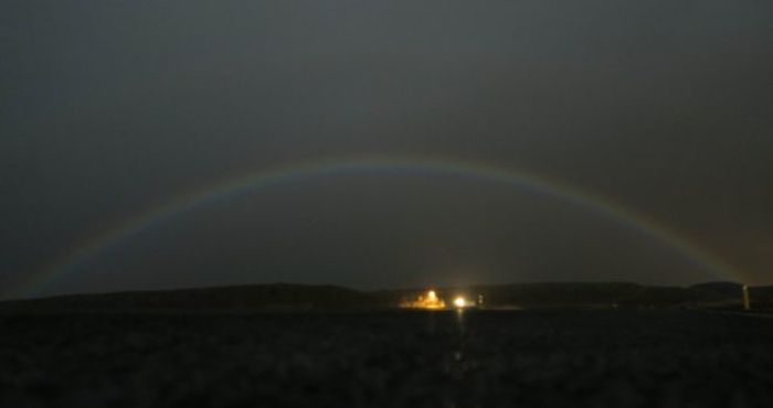 Aparece un arcoiris lunar en Islandia Foto: Facebook Vidir Björnsson