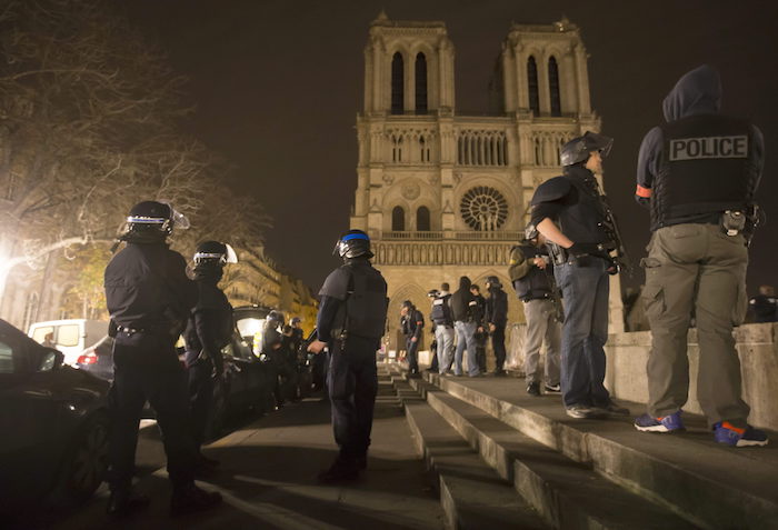 Fuerzas de seguridad toman la zona. Foto: EFE