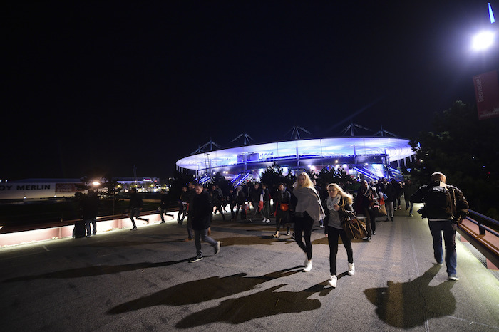 Personas se retiran del Stade de France. Foto: Xinhua