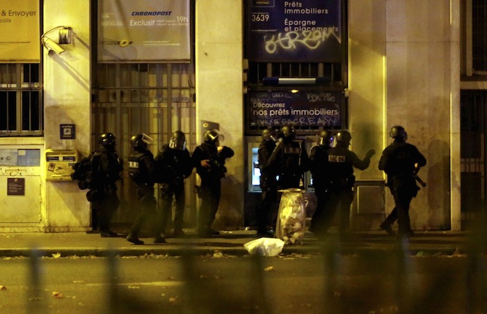 Elementos de las fuerzas de seguridad vigilan en las cercanÌas del teatro Bataclan, en París. Foto: Xinhua