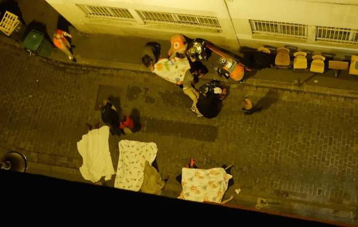 Fotografía tomada por el usuario de @5h55 desde su domicilio cercano a la calle Charonne, donde hubo 18 muertos."Un séptimo cuerpo ...", decía el mensaje que acompañaba la fotografía. Foto: Vía Twitter