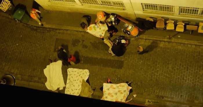 Fotografía tomada por el usuario de @5h55 desde su domicilio cercano a la calle Charonne, donde hubo 18 muertos."Un séptimo cuerpo ...", decía el mensaje que acompañaba la fotografía. Foto: Vía Twitter