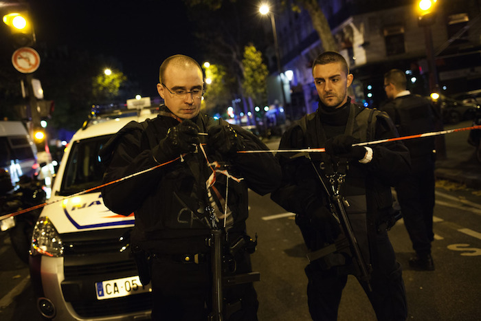 Policías acordonan una de las zonas de los ataques terroristas. Foto: EFE 