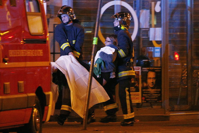 Una persona es evacuada de la zona de la discoteca Bataclan. Foto: EFE