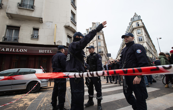 Policías Resguardan El Frente Del Restaurante Le Petit Cambodge Donde Ayer Fueron Atacados Comensales Foto Xinhua