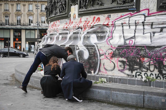 Velas En París Para Las Víctimas Mortales De Los Atentados De Ayer Foto Xinhua