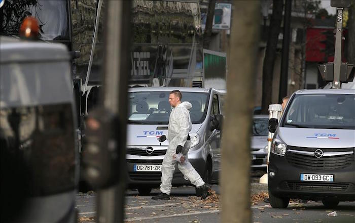 La Policía Científica Trabaja En Los Escenarios De Los Atentados En París Foto Efe