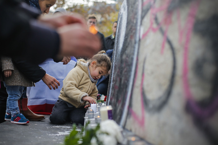 Una Niña Enciende Velas En Altar a Las Víctimas De Los Atentados Terroristas Foto Xinhua