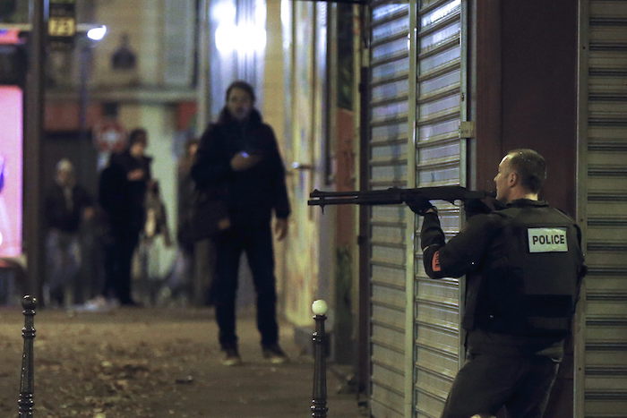 Cientos de fuerzas de seguridad reforzaron el Distrito 10 de paría. Foto: EFE