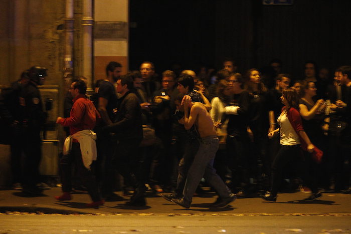 A falta de un recuento definitivo, las víctimas mortales superan las 70 en un teatro con capacidad para mil 500 personas. Foto: EFE