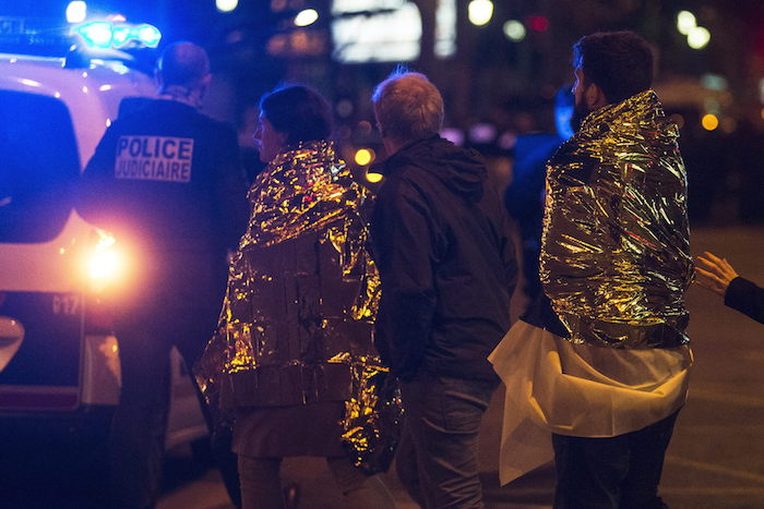 Dos Personas Son Escoltadas Por La Policía a Un Costado De La Sal De Conciertos Bataclan Foto Efe