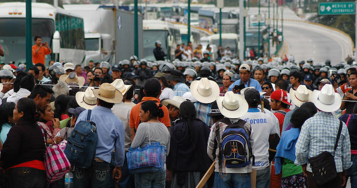 Al Menos Campesinos Adheridos a La Cnc Bloquearon Esta Tarde La Autopista Del Sol Foto Cuartoscuroarchivo