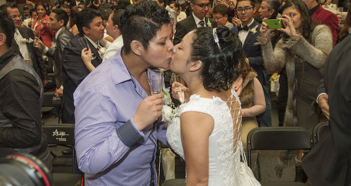 Decenas De Parejas Lgbttti Participaron En La Boda Colectiva En El Museo De La Ciudad De México Foto Cuartoscuro