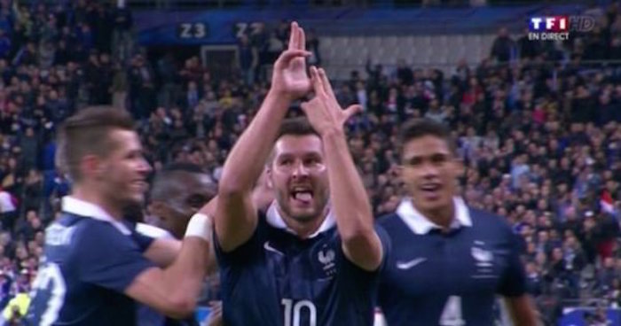 Todo era felicidad para la selección gala y su afición hasta el momento del primer estallido.Foto: Twitter