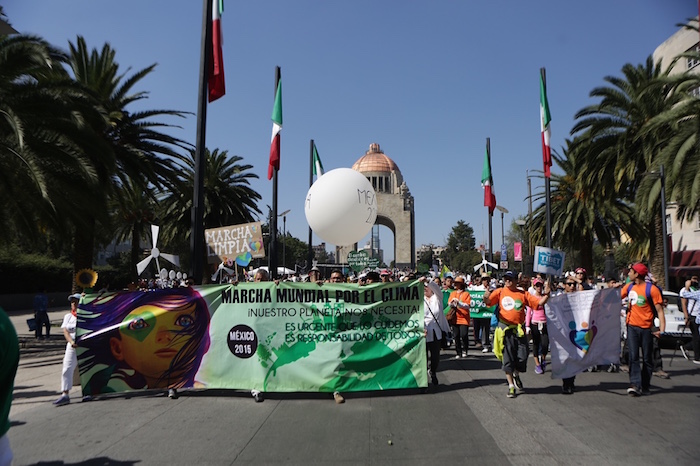 México se sumó a la movilización mundial, previo a la COP21, con una marcha que partió del Monumento a la Revolución. Foto: Francisco Cañedo, SinEmbargo 