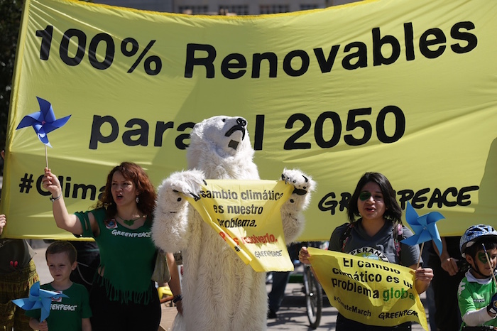 El domingo pasado, en la Ciudad de México cientos se manifestaron para exigir al Congreso aprobar la Ley de Transición Energética.  Foto: Francisco Cañedo, SinEmbargo 