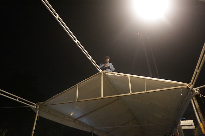 Los trabajos de instalación de la carpa de protesta. Foto: Francisco Cañedo, SinEmbargo