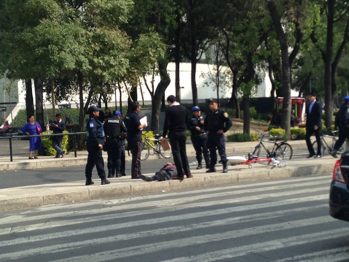 El usuario del sistema Ecobici accidentado sobre Paseo de Reforma y Milán. Foto: Vía Twitter @christianoide17  