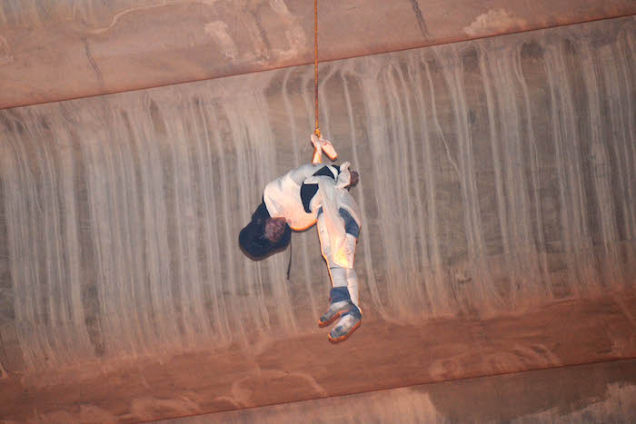 El cuerpo sin vida de un hombre fue hallado colgando del puente de la Concordia,  delegación Iztapalapa. Foto: Cuartoscuro