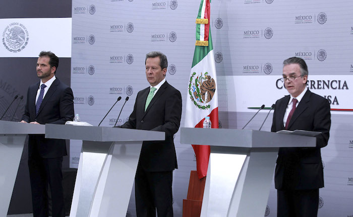 Rafael Pacchiano Alaman, titular de la Semarnat, Eduardo Sánchez, coordinador general de Comunicación Social de la Presidencia de la República y el embajador Miguel Ruiz Cabañas en conferencia sobre la COP21. Foto: Cuartoscuro