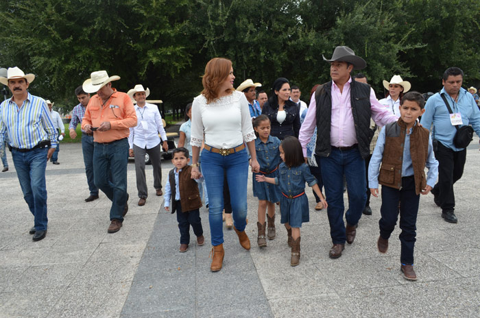 “El Bronco” camino al trabajo, con su familia. Foto: Sanjuana Martínez, SinEmbargo