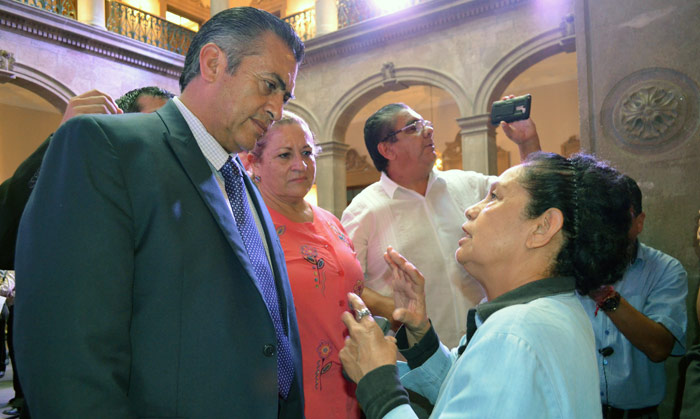 “El Bronco”, despachando gente. Foto: Sanjuana Martínez, SinEmbargo