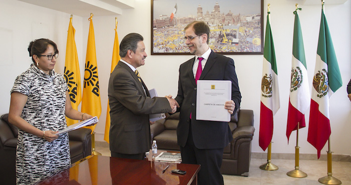 En La Sede Nacional Del Prd Se Llevó Acabo El Acto De Entrega recepción Por Parte De Carlos Navarrete Ruíz Y Agustín Basave Benítez Luego De Ser Electo En Noviembre De Por El Consejo Nacional La Secretaria De Finanzas Rosario Rosales Leyó Las Partes Sustanciales Del Acta a La Que Posteriormente Ambos Líderes Procedieron a Firmar Foto Cuartoscuro