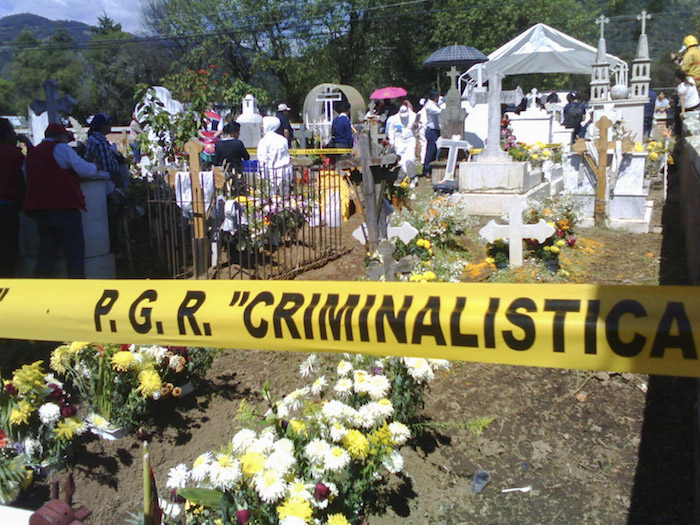 Peritos argentinos exhumaron el cadáver del normalista Julio cesar Mondragón. Foto: Cuartoscuro