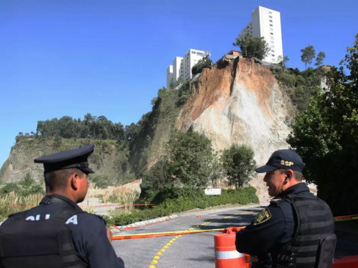 Autoridades Del Gdf Inician Los Trabajos De Demolición De La Casa Y El Edificio En Obra Negra En Zona De Talud De Santa Fe Foto Efe