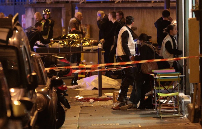 Rescatistas Reaccionan En El Sitio De Un Tiroteo En París Francia Foto Xinhua